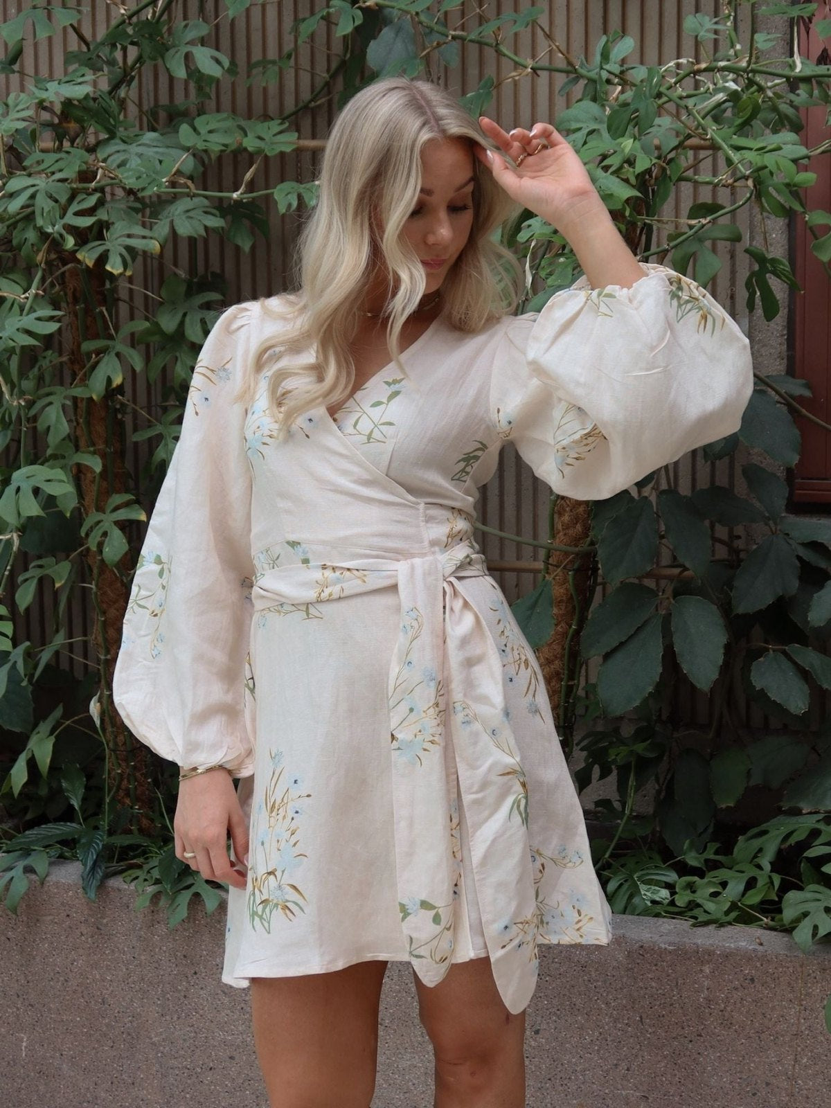 Locki wrap kjole - blue floral print Helene Studios