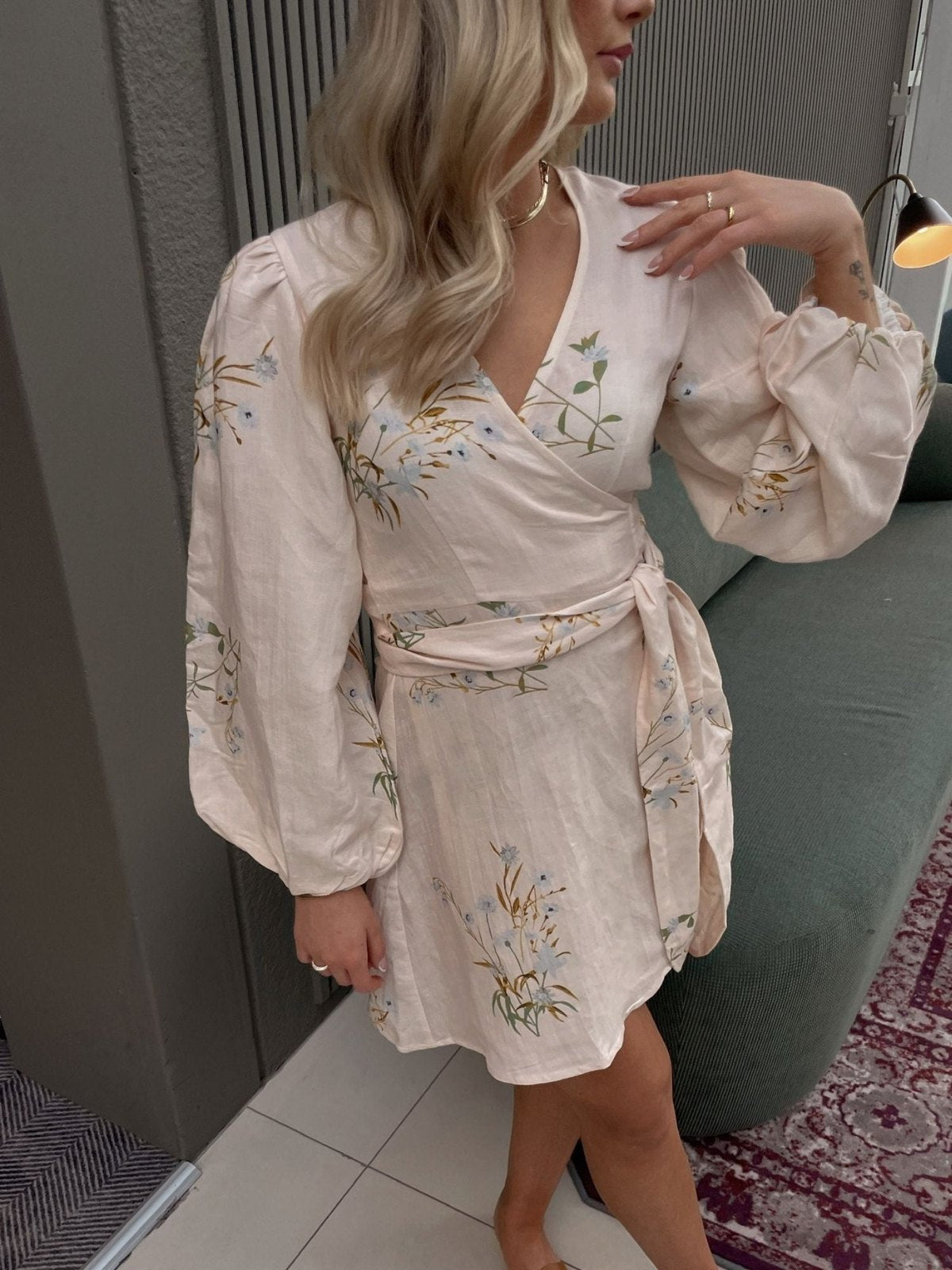 Locki wrap kjole - blue floral print Helene Studios