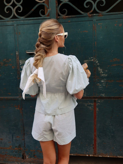 Mya bow blouse - white with green stripes by Helene Studios - Bluse. 2026, 2602, Brando, brando-no, Dame, Kun i butikk, SHLP, T-shirts & Tops