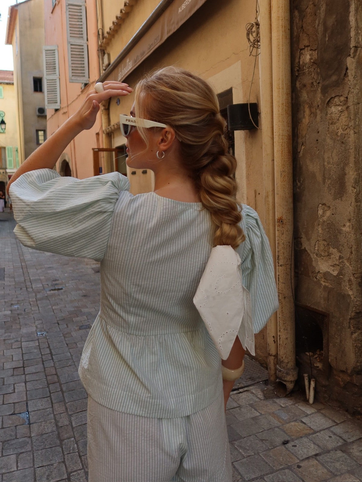 Mya bow blouse - white with green stripes by Helene Studios - Bluse. 2026, 2602, Brando, brando-no, Dame, Kun i butikk, SHLP, T-shirts & Tops