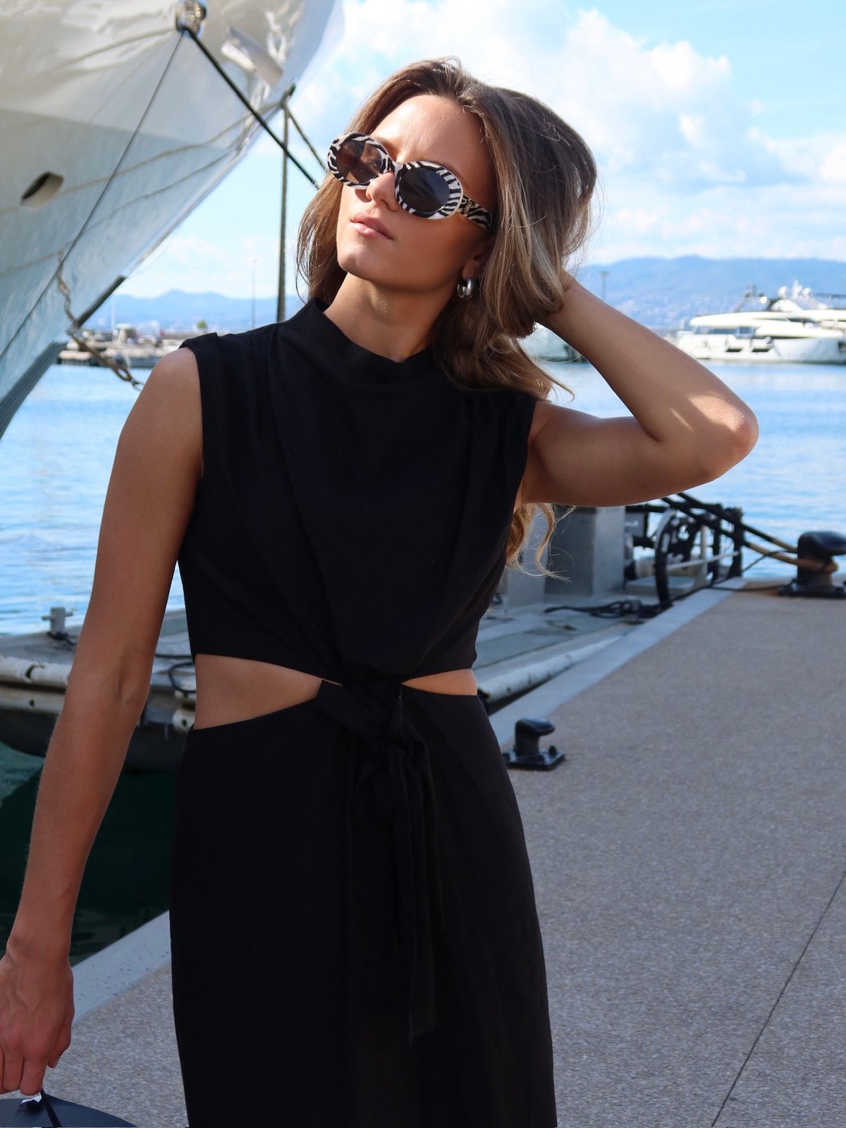 Sienna cut out kjole - black Helene Studios
