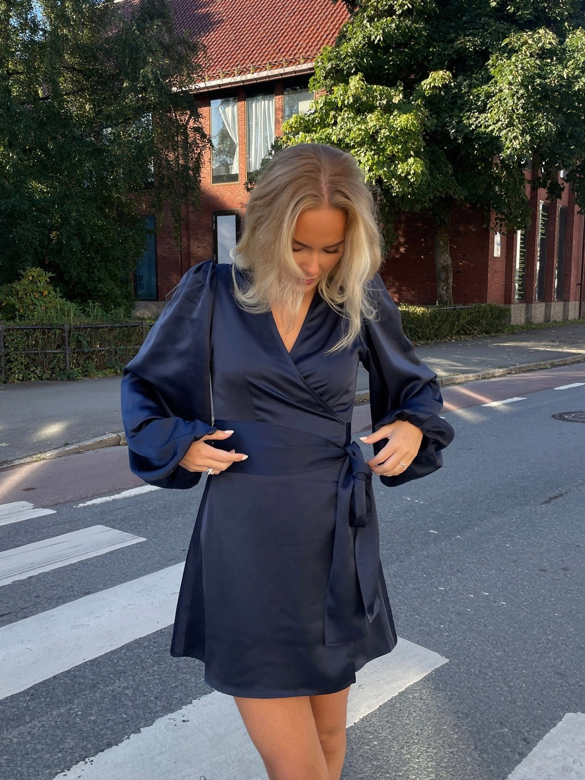 Locki satin wrap kjole - navy Helene Studios