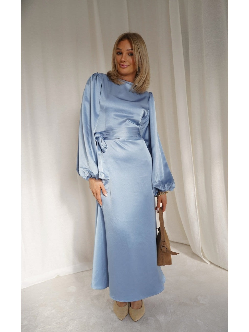 Locki satin maxi kjole - blue Helene Studios
